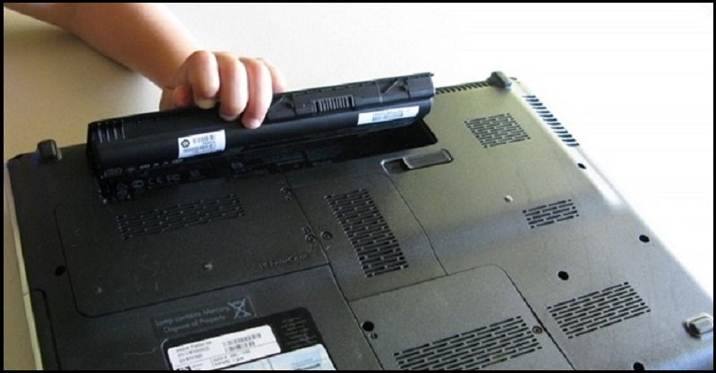 Tháo pin laptop khi cắm điện